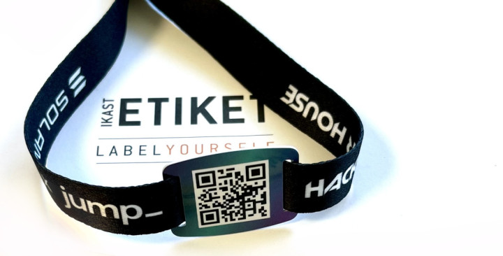 Armband med QR-kod eller streckkod