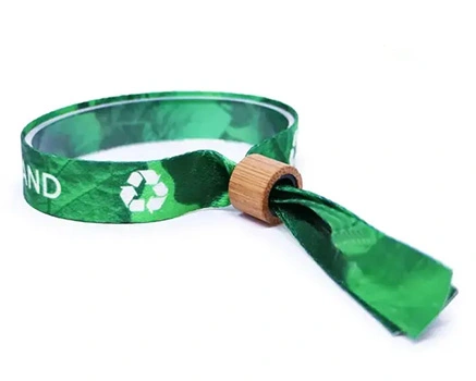 Miljövänligt festivalarmband med spänne av bambu
