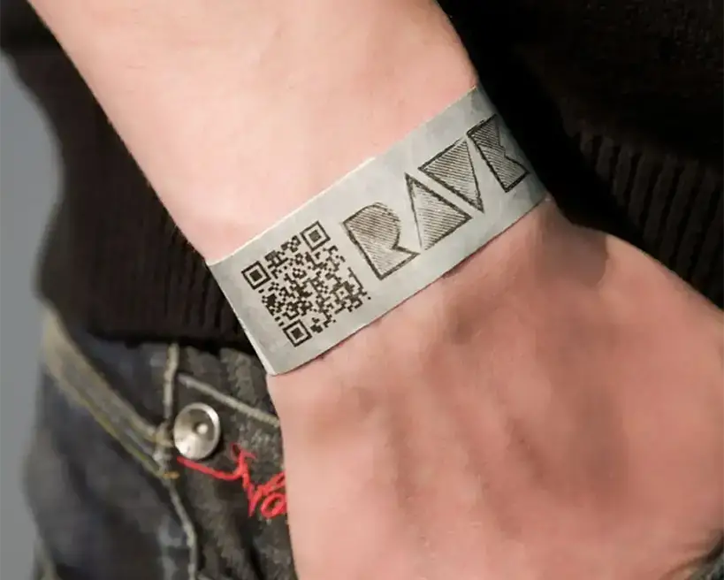 Pappersarmband med QR-kod eller streckkod