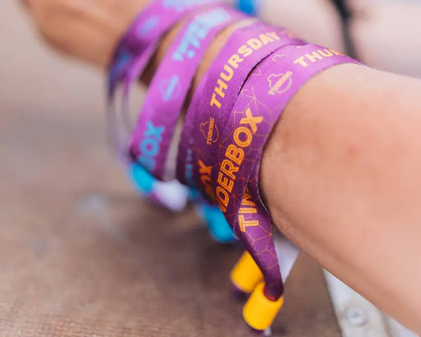 Festivalarmband med färgat lås