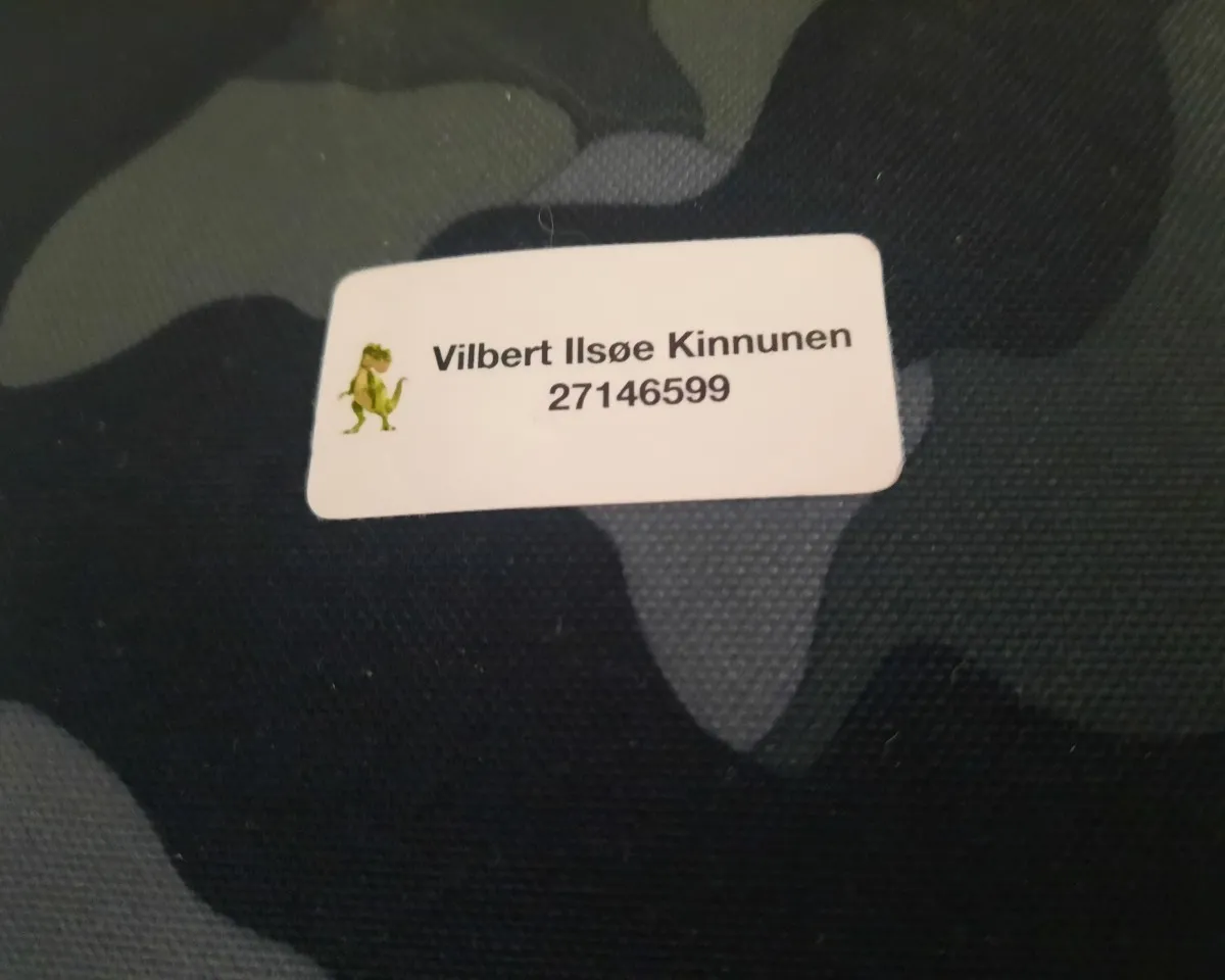 ryggsäck med klistermärke