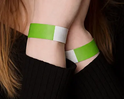 Neongröna pappersarmband