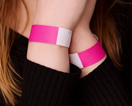 Neonrosa pappersarmband