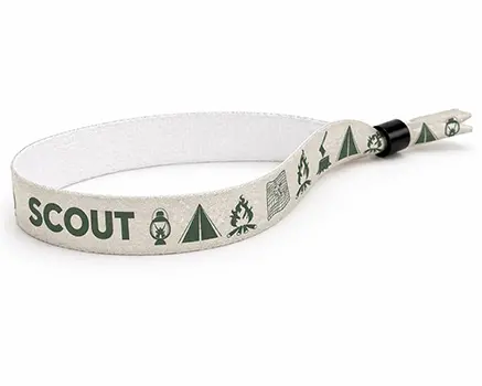 Outdoor festivalarmband med läger- och scouttema