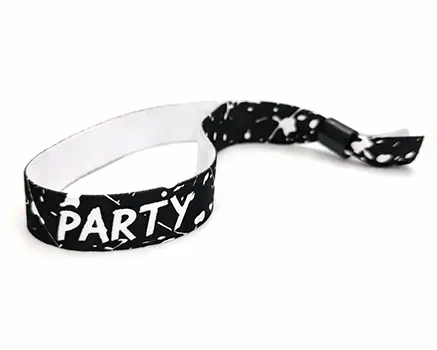 Festivalarmband med svart grafik