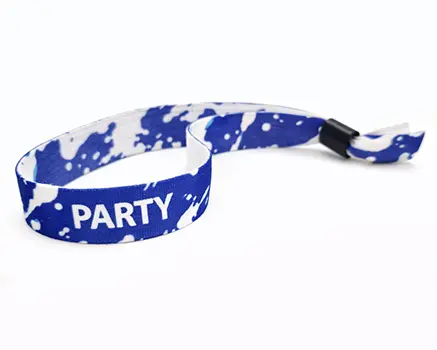 Festivalarmband med blå splat-grafik
